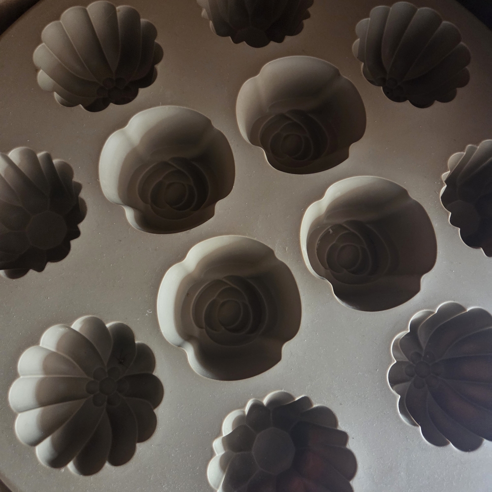 Pampered Chef Silicone Floral Mold - Brown